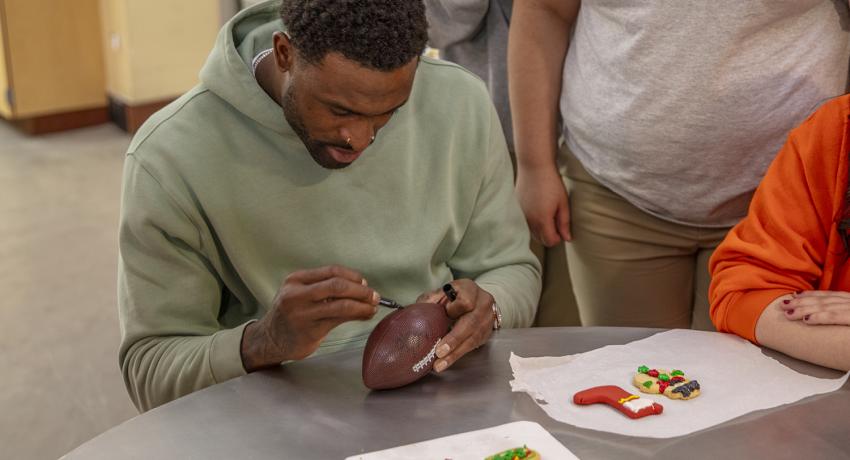 Decorating cookies 